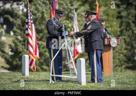 Generalmajor Erik Peterson, der kommandierende General, Erste Armee; und Command Sgt. Maj Richard Johnson, Senior Soldat Soldat, Erste Armee; legen einen Kranz am Grab von General der Armeen John Pershing in Abschnitt 34 der Arlington National Cemetery, Arlington, Virginia, 10. August 2018. Die kranzniederlegung war Gastgeber der ersten Armee und ihren 100. Geburtstag erinnert ehrt seinen ersten kommandierenden General. Stockfoto