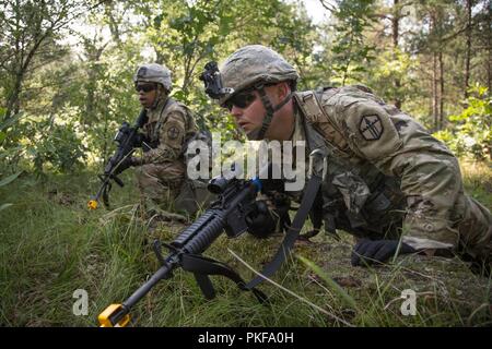 Us-Armee finden Sgt. Jack Marvin, 558 . Signal Company, bewegt sich aus seiner Position im Betrieb Sicherheit tödliche Krieger an der Bekämpfung der Support Training (CSTX) 86-18-02 am Fort McCoy, Wis., 10. August 2018. Tödliche Krieger ist eine Übung, die Züge Soldaten in 41 verschiedenen Aufgaben, die sich in vier verschiedene Abschnitte brechen: Land Navigation und Bewegungstechniken, Betrieb eines Radio, Erste Hilfe, um einen chemischen oder biologischen Angriffs und andere situative Übungen reagieren. Stockfoto