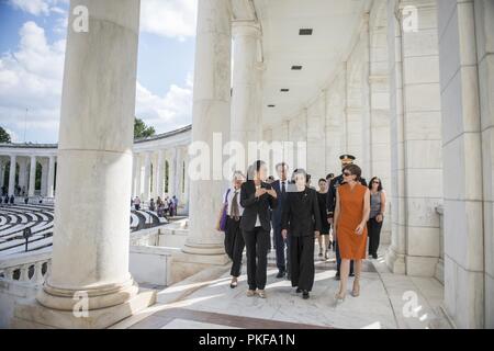 Südkorea Minister von Patrioten und Veterans Affairs Pi Woo-Jin (Mitte) und Südkorea Stellvertretender Minister für Nationale Verteidigung Lee Nam-Woo (links hinten) Spaziergang mit Katharine Kelley (rechts), Betriebsleiter, Arlington National Cemetery, durch das Denkmal Amphitheater auf dem Arlington National Cemetery, Arlington, Virginia, 8. August 2018. Pi und Lee legte einen Kranz am Grab des Unbekannten Soldaten und das Denkmal Amphitheater Anzeige Zimmer tourte im Rahmen ihres Besuches in ANC. Beide wurden in Washington, D.C. die Verteidigung POW/MIA Accounting Agentur (DPAA) von der Regierung vorgeschriebenen jährlichen Briefings für Friedrich zu besuchen Stockfoto