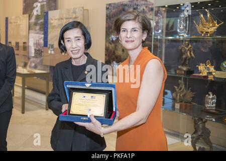 Südkorea Minister von Patrioten und Veterans Affairs Pi Woo-Jin (links) stellt ein Geschenk zu Katharine Kelley (rechts), Betriebsleiter, Arlington National Cemetery, in der Memorial Amphitheater Anzeige Zimmer auf dem Arlington National Cemetery, Arlington, Virginia, 8. August 2018. Pi legte einen Kranz am Grab des Unbekannten Soldaten und das Denkmal Amphitheater Anzeige Zimmer tourte mit Südkorea Stellvertretender Minister für Nationale Verteidigung Lee Nam-Woo als Teil ihres Besuches in ANC. Beide wurden in Washington, D.C. die Verteidigung POW/MIA Accounting Agentur (DPAA) von der Regierung vorgeschriebenen jährlichen Briefings für Familien zu besuchen o Stockfoto