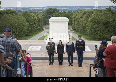 (Von links nach rechts) Brig. General (Ret.) Kim Kwang-Woo, Südkorea Minister von Patrioten und Veterans Affairs Generaldirektor; Südkorea Minister von Patrioten und Veterans Affairs Pi Woo-Jin; und Südkorea Stellvertretender Minister für Nationale Verteidigung Lee Nam-Woo; in einem Kranz beteiligen - Grundsteinlegung am Grab des Unbekannten Soldaten auf dem Arlington National Cemetery, Arlington, Virginia, 8. August 2018. Pi und Lee sind in Washington, D.C. die Verteidigung POW/MIA Accounting Agentur (DPAA) von der Regierung vorgeschriebenen jährlichen Briefings für Familien von Personal fehlt vom koreanischen Krieg und Kalten Krieg zu besuchen. Diese Stockfoto