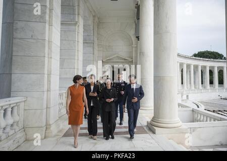 Südkorea Minister von Patrioten und Veterans Affairs Pi Woo-Jin (Mitte rechts) und Südkorea Stellvertretender Minister für Nationale Verteidigung Lee Nam-Woo (rechts) Spaziergang mit Katharine Kelley (links), Betriebsleiter, Arlington National Cemetery, durch das Denkmal Amphitheater auf dem Arlington National Cemetery, Arlington, Virginia, 8. August 2018. Pi und Lee legte einen Kranz am Grab des Unbekannten Soldaten und das Denkmal Amphitheater Anzeige Zimmer tourte im Rahmen ihres Besuches in ANC. Beide wurden in Washington, D.C. die Verteidigung POW/MIA Accounting Agentur (DPAA) von der Regierung vorgeschriebenen jährlichen Briefings für Famil zu besuchen Stockfoto