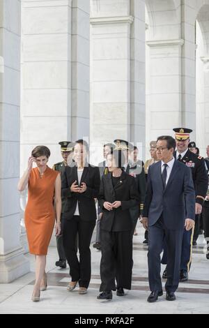 Südkorea Minister von Patrioten und Veterans Affairs Pi Woo-Jin (Mitte) und Südkorea Stellvertretender Minister für Nationale Verteidigung Lee Nam-Woo (rechts) Spaziergang mit Katharine Kelley (links), Betriebsleiter, Arlington National Cemetery, durch das Denkmal Amphitheater auf dem Arlington National Cemetery, Arlington, Virginia, 8. August 2018. Pi und Lee legte einen Kranz am Grab des Unbekannten Soldaten und das Denkmal Amphitheater Anzeige Zimmer tourte im Rahmen ihres Besuches in ANC. Beide wurden in Washington, D.C. die Verteidigung POW/MIA Accounting Agentur (DPAA) von der Regierung vorgeschriebenen jährlichen Briefings für Familien zu besuchen Stockfoto