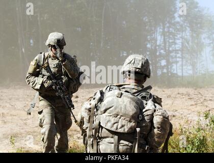 Soldaten der 126 Infanterie Regiment zu kommunizieren miteinander, dass Sie in einer Datei Bildung nach der Landung am Camp Äsche, Michigan in einem UH-60 Blackhawk Hubschrauber am 10. August 2018 zu verschieben. Die 126 ist in Northern Strike 18 Teilnehmenden, ein National Guard Bureau - geförderte Übung vereint Service Mitglieder aus vielen Staaten, mehrere Filialen und eine Reihe von Koalition Ländern während der ersten drei Wochen im August 2018 im Camp Äsche gemeinsame Manöver Training Center und die alpena Combat Readiness Training Center, beide im nördlichen Michigan gelegen und von den Betrieben Stockfoto