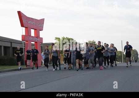 Die ehegatten der 2nd Battalion, 506Th Infantry Regiment, 3. Brigade Combat Team, Luftlandedivision (Air Assault) durchgeführt, um die Einheiten der ersten G.I. Jane Tag PT laufen, Aug 6, 2018, Ft. Campbell, Ky. G.I. Jane Tag war als die Familie Bereitschaft Gruppe der Einheit zusammen zu bringen, während sich die Ehegatten, um besser zu verstehen, was Ihre Soldaten auf einer täglichen Basis etabliert. Stockfoto