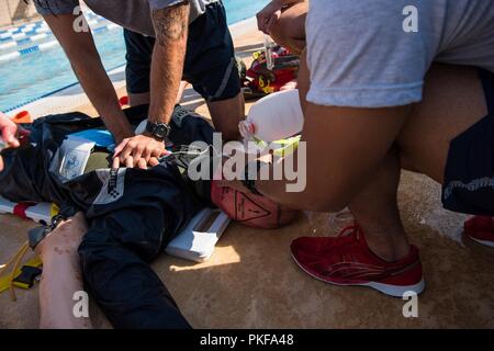 Emergency Medical Technician Rodeo Teilnehmer mit einer manuellen Reanimation Tasche auf einer trainingspuppe an Cannon Air Force Base, N.M., Aug 8, 2018. Der EMT-Rodeo hatte 18 Szenarien zwischen den beiden Standorten die Bereitschaft der Flieger zu testen. Stockfoto