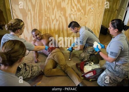 Emergency Medical Technician Rodeo Teilnehmer vorbereiten zum Flieger 1. Klasse Brendan AlexanderJackson, 27 Special Operations force management Techniker verband, bei Cannon Air Force Base, N.M., Aug 8, 2018. Der EMT-Rodeo simuliert zwei unterschiedliche Umgebungen, eine bereitgestellt werden, der andere ein home base Umwelt. Stockfoto