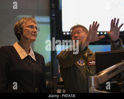 Sekretär der Air Force Heather Wilson spricht mit US Air Force Oberstleutnant Shane Wallace, der 176 Air Defence Squadron Director of Operations bei Joint Base Elmendorf-Richardson, Alaska, Aug 9, 2018. Während ihres Besuchs Wilson met mit JBER Flieger und persönlich sah die einzigartige Funktionen, die Sie in den Pazifik Theater bringen. Stockfoto