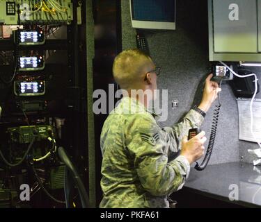 Senior Airman Mitchell Vavra demonstriert die Verwendung von Anlagen im South Dakota der Air National Guard Mobile Emergency Operations Center (MEOC) vor der Abreise von Joe Foss Field, S.D. zu Lager Rapid, Rapid City, S.D auf August 3, 2018. Die MEOC in Rapid City während der Sturgis Bike Rallye im Falle aufgestellt werden, es muss auf Notfälle während der Rallye verwendet werden. (Air National Guard Stockfoto