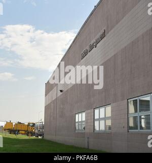 Jedes Jahr, Flieger ab der 28 Logistik Bereitschaft Squadron Fahrzeug Werkstatt durchführen, um einen Sommer neu auf allen Schnee Fuhrpark der Basis in Ellsworth Air Force Base, S.D. Mitglieder aus den 28 LRS Wartung des Fahrzeugs shop sind dafür verantwortlich, 52 schnee Fuhrpark Betriebs- und räumen Schnee von der Fluchtlinie und Base Straßen in der Lage. Stockfoto