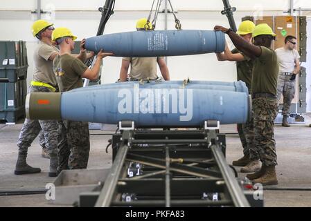 Us Marine Artillerie-Techniker arbeiten mit US Air Force Munition Techniker, um Bomben zu bauen und Munition zusammen vor der Ausführung der gemeinsamen Übung der Nördlichen Blitz 2018 bei Volk Feldzähler Flächen Training Center, Camp Douglas, Wis., Aug 9. Northern Blitz ermöglicht die Air Force, Marine Corps, Navy Interoperabilität zwischen Diensten zu stärken und die Zweige ein größeres Verständnis für die Luftfahrt Fähigkeiten innerhalb einer gemeinsamen Streitmacht. Stockfoto