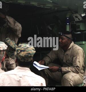 CAMP ÄSCHE, Mich US-Marines der Firma A, 4 Assault Amphibian Battalion, 4th Marine Division, U.S. Marine Corps Kräfte finden, Norfolk, Virginia, Kommunikation, Ausrüstung und Inventar prüft auf ihren Amphibisches Fahrzeugen durchzuführen. Marines durchgeführt Vorbereitungen für amphibische Landung Training am 12.08.18, 2018, als Teil ihrer Teilnahme an Northern Strike, eine gemeinsame Multinationale kombinierte Waffen live fire Übung im Camp Äsche, Mich. Stockfoto