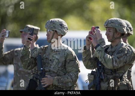 Us-Armee Fallschirmjäger auf der 6. Brigade Engineer Battalion, 4th Infantry Brigade Combat Team (Airborne), 25 Infanterie Division, U.S. Army Alaska, beobachten Sie die Annäherung der Texas Air National Guard C-130 Hercules während der Durchführung airborne Ausbildung auf malemute Drop Zone, Joint Base Elmendorf-Richardson, Alaska, Aug 9, 2018. Die Soldaten der 4/25 gehören zu den nur American Airborne Brigade im Pazifik und sind geschult in der Luft Manöver bei extrem kalten Wetter und Höhenlage Umgebungen zur Unterstützung der Bekämpfung, Partnerschaft und Katastrophenhilfe Operationen auszuführen. Stockfoto