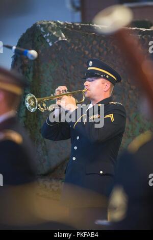 Ein US-Soldat in die achte Army Band zugeordnet die Trompete spielt während einer Zeremonie zu Ehren der repatriierten bleibt geglaubt, zu denen der gefallenen amerikanischen Helden, Osan Flughafen, Südkorea, Aug 1, 2018. Die Vereinten Nationen Befehl repatriiert 55 Fälle von bleibt zurück, die von der Demokratischen Volksrepublik Korea angenommen, mit denen der US-Mitglieder, die vermisst seit dem Koreakrieg wurden. Stockfoto