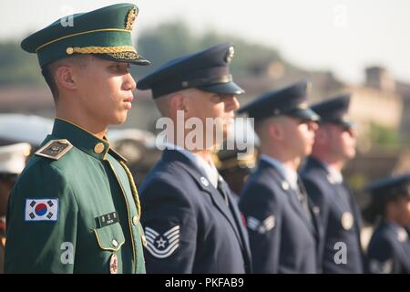 Multinationale service Mitglieder stehen an Aufmerksamkeit während einer Zeremonie zu Ehren der repatriierten geglaubt bleibt auf diejenigen der gefallenen amerikanischen Helden, Osan Flughafen, Südkorea, Aug 1, 2018. Die Vereinten Nationen Befehl repatriiert 55 Fälle von bleibt zurück, die von der Demokratischen Volksrepublik Korea angenommen, mit denen der US-Mitglieder, die vermisst seit dem Koreakrieg wurden. Stockfoto