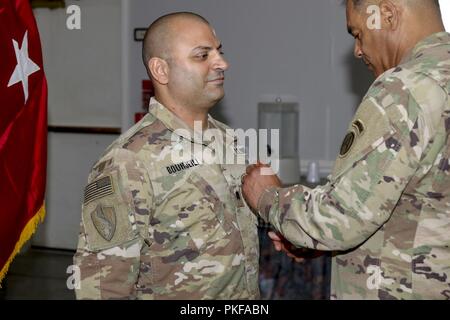 Us-Armee Generalleutnant Michael X. Garrett, US-Army Central Commander, Stifte der Rang auf die US-Armee Oberstleutnant Zahi Bourjeili, country desk officer für das Königreich Saudi-Arabien, Irak und Jemen, während seiner Promotion Zeremonie an Eskan Village, Saudi-Arabien, 10. August 2018. Die Förderung qualifizierter Offiziere ist ein Hinweis auf deren zeigte Potential für mehr Verantwortung und hingebungsvollen Dienst für die United States Army. Stockfoto