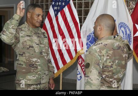 Us-Armee Generalleutnant Michael X. Garrett, US-Army Central Commander, adminsters den Amtseid auf US-Armee Oberstleutnant Zahi Bourjeili, Country Desk Officer für das Königreich Saudi-Arabien, Irak und Jemen, während seiner Promotion Zeremonie an Eskan Village, Saudi-Arabien, 10. August 2018. Die Förderung qualifizierter Offiziere ist ein Hinweis auf deren zeigte Potential für mehr Verantwortung und hingebungsvollen Dienst für die United States Army. Stockfoto