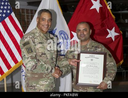 Us-Armee Generalleutnant Michael X. Garrett, US-Army Central Commander, posiert für ein Foto mit US-Armee Oberstleutnant Zahi Bourjeili, country desk officer für das Königreich Saudi-Arabien, Irak und Jemen, nach seiner Promotion Zeremonie an Eskan Village, Saudi-Arabien, 10. August 2018. Die Förderung qualifizierter Offiziere ist ein Hinweis auf deren zeigte Potential für mehr Verantwortung und hingebungsvollen Dienst für die United States Army. Stockfoto