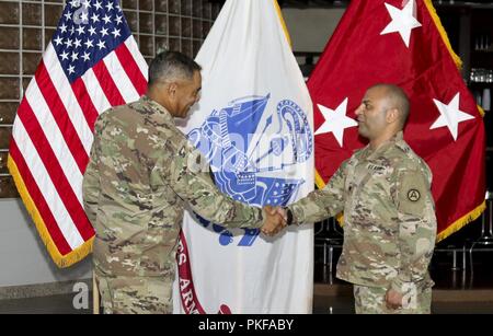 Us-Armee Generalleutnant Michael X. Garrett, US-Army Central Commander, gratuliert US-Armee Oberstleutnant Zahi Bourjeili, Country Desk Officer für das Königreich Saudi-Arabien, Irak und Jemen, nach seiner Promotion bei Eskan Village, Saudi-Arabien, 10. August 2018. Die Förderung qualifizierter Offiziere ist ein Hinweis auf deren demonstriert potenial für erhöhte Verantwortung und hingebungsvollen Dienst für die United States Army. Stockfoto