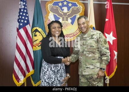 Us-Armee Generalleutnant Michael X. Garrett, US-Army Central Commander, präsentiert eine Münze zu Frau Claudette Smith, ein Beschaffung Analytiker für Certified Scrum Product Owner, im Camp Arifjan, Kuwait, 10. August 2018. Abteilung der Armee Zivilisten sind entscheidend für den Erfolg von USARCENT's Mission. Stockfoto