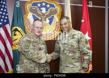 Us-Armee Generalleutnant Michael X. Garrett, US-Army Central Commander, präsentiert eine Münze zu Indiana US Army National Guard Sgt. 1. Klasse Thomas S. Fleming, Administrative Contract Officer für die regionalen Vertragspartner Center-Kuwait, im Camp Arifjan, Kuwait, 10. August 2018. Fleming sorgt für die Aktualität der outboud und eingehende Aufträge im Theater. Stockfoto