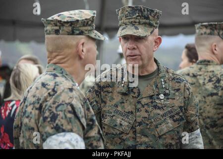 Kommandant des Marine Corps Gen. Robert B. Neller, Links, spricht mit Generalleutnant David H. Berger vor einem Befehl an das Marine Corps Base Hawaii, Aug 8, 2018. Berger diente als der kommandierende General der Marine im pazifischen Ozean. Stockfoto