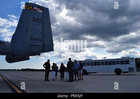 Lokale Gemeinschaftsführer besucht Alpena Combat Readiness Training Center, Alpena, Michigan, am 10.08.2018, als Teil einer speziellen "Community Day"-Tour und Ausrichtung, die die Fähigkeit der Besuch in Einheiten von Alpena CRTC für übung Northern Strike 18 präsentiert. Die Ausrichtung auch artikuliert Northern Strike 18 kritische Rolle bei der Sicherstellung der Bereitschaft der Gemeinsamen und Koalition militärische Organisationen in einer realistischen, gemeinsame - Feuer Schulungsumgebung. Northern Strike18 ist ein National Guard Bureau - geförderte Übung vereint Service Mitglieder aus vielen Staaten, mehrere Service Niederlassungen eine Stockfoto