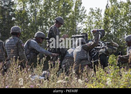 Soldaten mit Batterie B, 1.BATAILLON, 103 Field Artillery Regiment, Rhode-Island Army National Guard, Durchführung feuern Bohrer mit einem M777 Haubitze im Camp Äsche, Mich., am 10.08.2018. Der 103 FA ist die Teilnahme an Northern Strike, eine gemeinsame Multinationale kombinierte Waffen live fire Übung mit ungefähr 5.000 Service Mitglieder aus 11 Staaten und sechs Koalition Ländern. Stockfoto