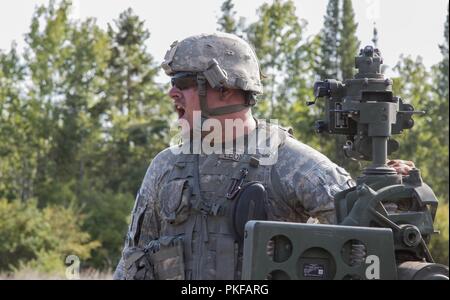 Sgt. Patrick Leonard, Canon crewmember mit Batterie B, 1.BATAILLON, 103 Field Artillery Regiment, Rhode-Island Army National Guard, schreien Anweisungen an seine Mannschaft, wie sie sich vorbereiten, ein Trockenfeuern eines M777 Haubitze im Camp Äsche, Mich., am 10.08.2018, durchzuführen. Der 103 FA ist die Teilnahme an Northern Strike, eine gemeinsame Multinationale kombinierte Waffen live fire Übung mit ungefähr 5.000 Service Mitglieder aus 11 Staaten und sechs Koalition Ländern. Stockfoto