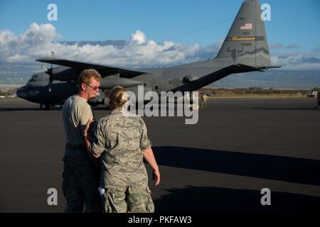 Us Air Force Master Sgt. Terry Samm, eine Logistik plant Specialist, die 181St Intelligenz Flügel zugeordnet, spricht mit einem anderen Flieger vor dem Laden einer Palette von Ladung in einem C-130 Hercules bei Kahului Airport auf Maui, Hi, 10.08.2018. Tropic Care Maui County 2018 bietet medizinische Truppen und den Support "hands-on"-Readiness Training für zukünftige Bereitstellungen vorbereiten, während für direkte und dauerhafte Vorteile für die Bevölkerung von Maui, Molokai und Lanai mit keinerlei Kosten. Stockfoto