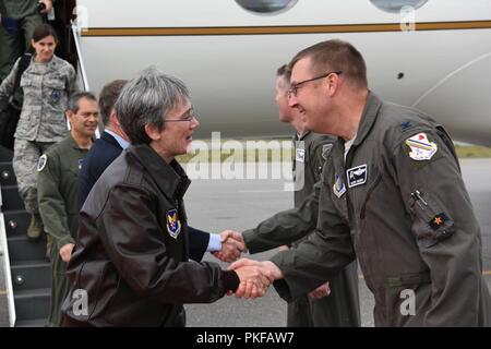 Der Herr Abgeordnete Heather A. Wilson, der Sekretär der Air Force, ist von Col. Shawn E.Zorn, der 354 Fighter Wing stellvertretender Kommandeur, 10.08.2018 Eielson Air Force Base, Alaska begrüßt. Wilson graduierte von der Air Force Academy 1982 und diente in der US Air Force bis 1989. Stockfoto