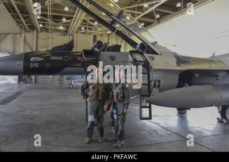 Der Herr Abgeordnete Heather A. Wilson, der Sekretär der Air Force, posiert für ein Foto mit Oberstleutnant John Anderson, dem 353 Combat Training Squadron Commander, 10.08.2018 Eielson Air Force Base, Alaska. Wilson und Anderson später flog in der F-16D Fighting Falcon über einen Teil der gemeinsamen Pacific Alaska Range Komplex. Stockfoto