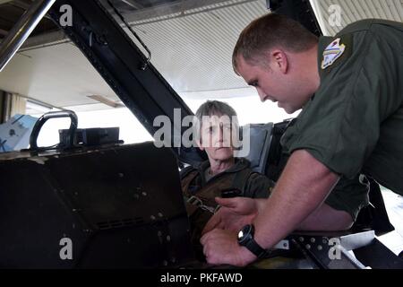 Ein 354 Fighter Wing Airman Schriftsatz der Frau Abgeordneten Heather A. Wilson, der Sekretär der Air Force, vor ihrem Flug 10.08.2018, bei Eielson Air Force Base, Alaska. Die kurze lehrt Passagiere der Notfallmaßnahmen für die F-16D Fighting Falcon. Stockfoto