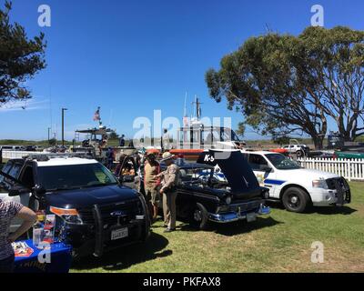 Verschiedene agentur Antwort Fahrzeuge sind an der Coast Guard Station Humboldt Bay in Samoa, Calif., Aug 11, 2018 abgestellt, für den Sektor Humboldt's Bay jährliche Coast Guard Open House. Coast Guard Station Humboldt's Bay Open House ist eine von mehreren Veranstaltungen zu Ehren von Eureka Küstenwache Stadt Tage, die von Eureka Bezeichnung als offizieller Küstenwache Stadt Gedenken statt. Stockfoto