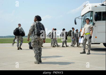 Mitglieder der 927th Aeromedical Staging Squadron gehen Sie in Richtung der Bus bei Volk Feld, Wisconsin am August 9th, 2018. Die Mitglieder der 927 ASTS angekommen in Wisconsin in der übung Patriot Krieger zu beteiligen. Stockfoto