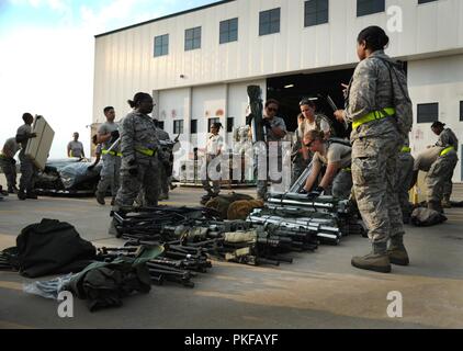 Mitglieder der 927th Aeromedical Staging Squadron liefert am Fort McCoy, Wisconsin am Aug 9, 2018 organisieren. Die Netzteile sind für die Unterstützung der Übung Patriot Krieger. Stockfoto