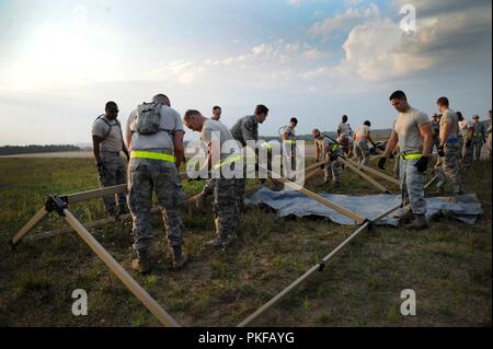 Mitglieder der 927th Aeromedical Staging Squadron ein Zelt auf Aug 9, 2018 at Fort McCoy bauen. Das Zelt war für die Unterstützung der Übung Patriot Krieger, Premier Übung der Air Force Reserve Command. Stockfoto