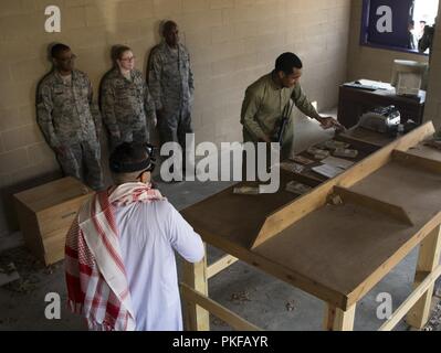 Us Air Force und US Army Reserve financial management service Mitglieder beteiligen sich in einer simulierten Banküberfall für ein Ende der Bereitstellung der Umsatz während der Übung Patriot Krieger am Fort McCoy, Wis., August 11, 2018. Patriot Krieger ist Air Force Reserve Command's Premier Übung, eine Chance für finden Bürger Flieger mit gemeinsamen und internationalen Partnern in der Luftbrücke, aeromedical Evacuation und Unterstützung bei der Mobilität zu trainieren. Stockfoto