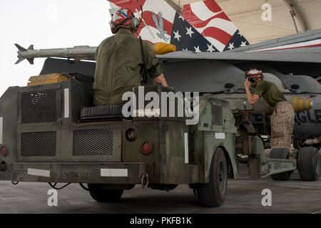 Unbekannten ORT, Südwesten Asien - US Marine Corps Lance Cpl. Whitney Thorne (rechts), und Lance Cpl. Michael Sanges (links), beide Aviation ordnance Techniker mit Marine Fighter Attack Squadron 115, Marine Flugzeuge Gruppe 31, 2. Marine Flugzeugflügel, Trennen einer GBU-32 Joint Direct attack Munition von F/A-18 Hornet und auf einen A/S32 K-1 E Lader laden. Die Marines kontinuierlich führen Wartungsarbeiten am Flugzeug an die Einheit zugeordnet zu halten für Close Air Support für den speziellen Zweck Marine Air-Ground Task Force, Krise Response-Central Befehl vorbereiten und. Stockfoto