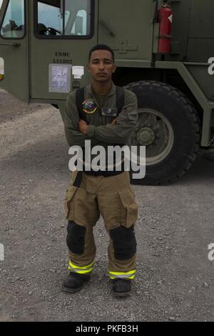 Us Marine Corps Lance Cpl. Marcus Alter, ein Flugzeug Rettung und Brandbekämpfung Spezialist mit Marine Wing Support Squadron (MWSS) 171, steht neben einer P19 fire truck während der Übung Eagle Zorn 18 an kombinierten Waffen Training Center Camp Fuji, Japan, 23. Juli 2018. Adler Zorn ist eine jährliche Übung konzipiert squadron Sprachkenntnisse in einer Betriebsumgebung zu erhöhen, Test für den VORWÄRTS-Befehl und Kontrolle der Struktur und der Praxis für die Praxis Kontingenz Missionen. Stockfoto