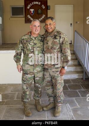 Us-Armee Generalleutnant Michael X. Garrett, US-Army Central Commander, posiert für ein Foto mit der US-Army Oberst Kevin Lambert, Amt der Programm Manager der Saudi Arabian National Guard (OPM-sang) Chief, bei einem Besuch in OPM-sang Hauptquartier, 11. August 2018. Die Mission der OPM-sang sich in der saudi-arabischen National Guard (Sang) die Möglichkeit, einseitig zu initiieren, modernen militärischen Organisationen und Systemen unterstützen und in Verbindung mit anderen Königreich Defense Forces arbeiten zu entwickeln. Stockfoto