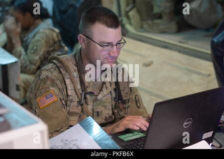 Us Army 1st Lieutenant Nicholas Smith, Taktik Intelligence Officer der 4.BATAILLON, 118 Infanterie Regiment South Carolina National Guard, arbeitet auf Feind Vorgehen während des Betriebs Hickory Sting an Ft. Bliss, Texas, 9. August 2018. Betrieb Hickory Sting ist eine exportierbare Kampftraining Fähigkeit Programm, Herausforderung und Vorbereitung der Soldaten auf allen Spezialität Fähigkeiten mehr tödlich zu sein, wirksame und taktisch geübt im Job. Stockfoto