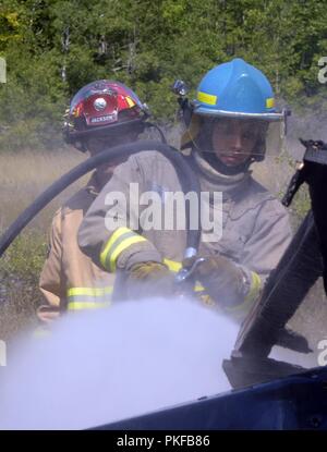 Estnische Feuerwehrmänner Zug als Ersthelfer in einem Fahrzeug Extraktion Übung in der carmeuse Calcit Steinbruch, Rogers City, Michigan, während Northern Strike 18 Aug 9, 2018. Northern Strike18 ist ein National Guard Bureau - geförderte Übung vereint Service Mitglieder aus vielen Staaten, mehrere Filialen und eine Reihe von Koalition Ländern während der ersten drei Wochen im August 2018 im Camp Äsche gemeinsame Manöver Training Center und die alpena Combat Readiness Training Center, beide im nördlichen Michigan gelegen und durch die Michigan National Guard betrieben. Die akkreditierte Gemeinsame Nation Stockfoto