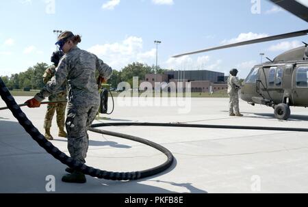 Airman 1st Class Emily Brinkman der 180 Fighter Wing, Toldeo, Ohio führt eine schnelle tanken für ein UH-60 Blackhawk Hubschrauber während Northern Strike 18, Alpena, Michigan, Aug 9, 2018. Northern Strike18 ist ein National Guard Bureau - geförderte Übung vereint Service Mitglieder aus vielen Staaten, mehrere Filialen und eine Reihe von Koalition Ländern während der ersten drei Wochen im August 2018 im Camp Äsche gemeinsame Manöver Training Center und die alpena Combat Readiness Training Center, beide im nördlichen Michigan gelegen und durch die Michigan National Guard betrieben. Die akkreditierte Gemeinsame Stockfoto