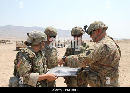 Generalmajor Anthony Carrelli, Pennsylvania Adjutant General und seiner älteren Soldaten advisor Command Sgt. Maj. Harry Buchanan besuchten Mitglieder der beiden der 56 Stryker Brigade Combat Team, 28 Infanterie Division und die 213 regionalen Support Group, sowie andere Pennsylvania Army National Guard Soldaten die Ausbildung auf dem Gebiet während der Rotation an der National Training Center, Fort Irwin, Calif 12.08.11. Stockfoto