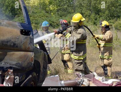 Estnische Feuerwehrmänner Zug als Ersthelfer in einem Fahrzeug Extraktion Übung in der carmeuse Calcit Steinbruch, Rogers City, Michigan, während Northern Strike 18 Aug 9, 2018. Northern Strike18 ist ein National Guard Bureau - geförderte Übung vereint Service Mitglieder aus vielen Staaten, mehrere Filialen und eine Reihe von Koalition Ländern während der ersten drei Wochen im August 2018 im Camp Äsche gemeinsame Manöver Training Center und die alpena Combat Readiness Training Center, beide im nördlichen Michigan gelegen und durch die Michigan National Guard betrieben. Die akkreditierte Gemeinsame Nation Stockfoto