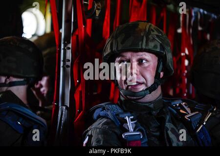 Eine polnische Fallschirmjäger setzt sich nach dem Einsteigen ein US Air Force C-130J Super Hercules in Krakau, Polen, August 7, 2018. Rund 100 polnischen Fallschirmjäger sprang von zwei US-Flugzeuge während der Luftfahrt Rotation 18-4, eine jährliche bilaterale Übung zwischen den USA und der Polnischen Streitkräfte. Stockfoto