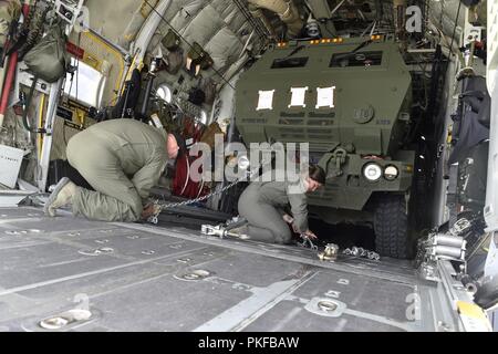 Loadmasters zu 165 Luftbrücke Flügel der Air National Guard von Savannah, Georgia, zugewiesen, sicher eine Armee M142 High Mobility Artillery Rocket System auf eine C-130H Hercules Flugzeuge, die während der übung Northern Strike in Alpena Combat Readiness Training Center, Mich., Nov. 8. Northern Strike ist eine robuste militärische Bereitschaft Übung durch die Michigan Army National Guard verfügt über gemeinsame und multi-nationalen Streitkräfte gemeinsam für gesamtkraft Integration koordiniert. Stockfoto