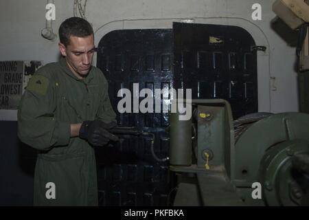 Ozean (Aug. 6, 2018) Marine Corps Cpl. Wes Robison, zur Bekämpfung der Logistik Bataillons (CLB) 13, Wartung führt auf einem MK 36 Wrecker truck an Bord Wasp-Klasse amphibisches Schiff USS Essex (LL 2), die während einer planmäßigen Einsatz der Essex Amphibious Ready Group (ARG) und 13th Marine Expeditionary Unit (MEU). Das Essex ARG/13 MEU ist ein fähiger und tödliche Navy-Marine Corps Team der 7 Bereich der Flotte im Einsatz der regionalen Stabilität zu unterstützen, Partner beruhigen und Verbündeten und einer Präsenz posierten auf jede Krise, die von der humanitären Hilfe zu reagieren pflegen Stockfoto