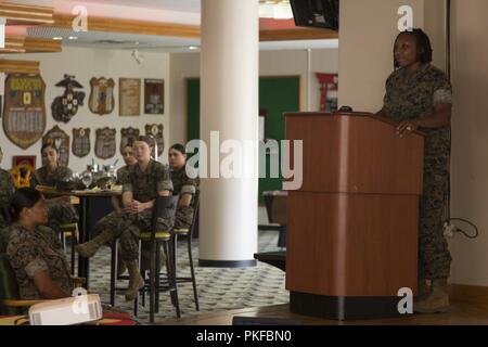 CAMP HANSEN, Okinawa, Japan - Staff Sgt. Natavia Cunningham spricht während der Frauen Centennial Brunch 12.08.10 an den Palmen auf Camp Hansen. Das brunch feierten 100 Jahre Frauen in der Marine Corps. Gastredner gab Rechenschaft über ihre persönlichen Geschichten und äußerte die Hoffnung für die Zukunft der weiblichen Marinen. Cunningham ist ein Assistent radio Chief mit Communications Company, III Marines Logistik Gruppe. Stockfoto